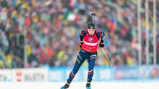 Ceci est une photo de la biathlète des Championnats du monde Julia Simon skiant dans la neige.