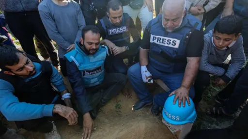 Image de journalistes agenouillés en deuil à Gaza