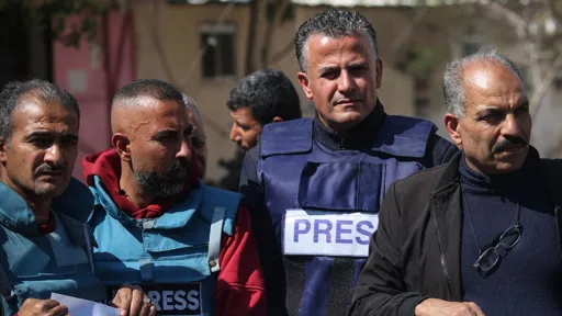 L'image montre un groupe de journalistes couvrant Gaza