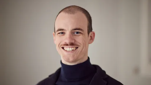 L'image est un portrait de la tête et des épaules de Felix M Simon, auteur collaborateur du rapport d'actualité de l'UER 2024.